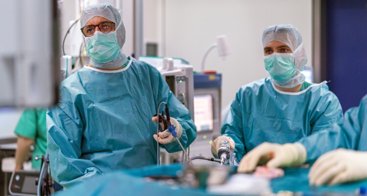 Allg. und Viszeralchirurgie Chefarzt Dr. Mussa im OP