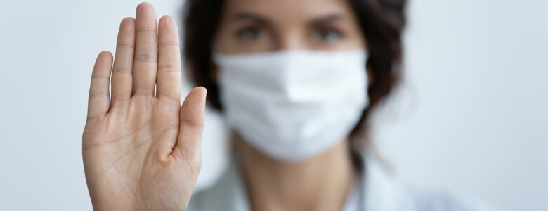 Frau mit Mund-Nasen-Schutz Coronavirus