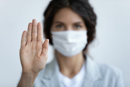 Frau mit Mund-Nasen-Schutz Coronavirus
